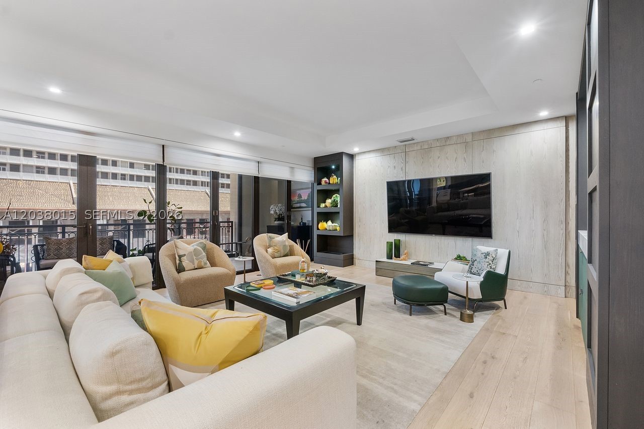 718 Valencia Ave #403, Coral Gables FL 33134