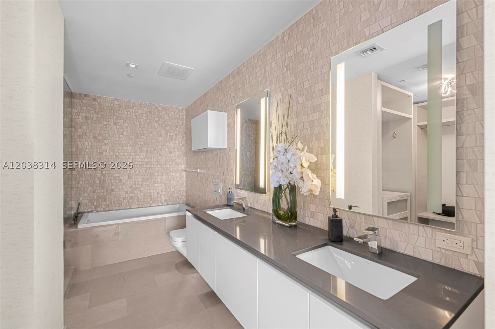 88 SW 7th St #3806, Miami FL 33130