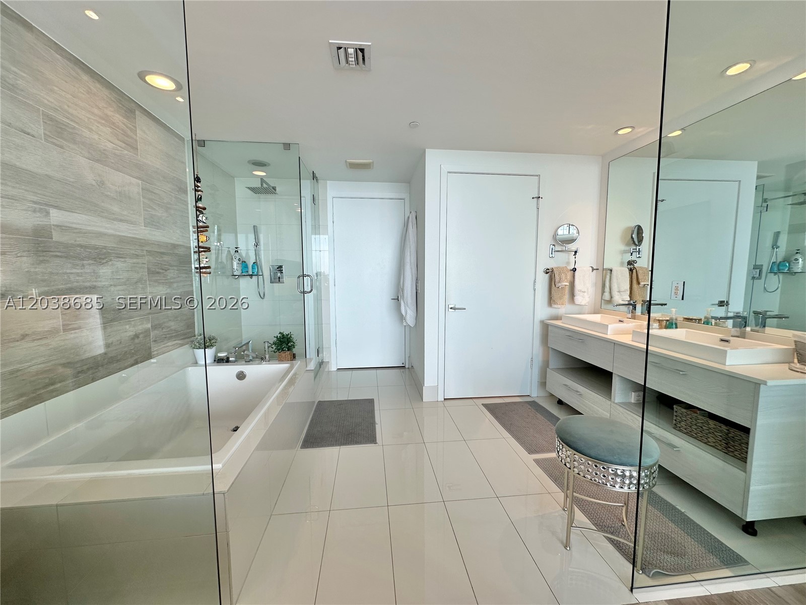 650 NE 32nd St #1404, Miami FL 33137