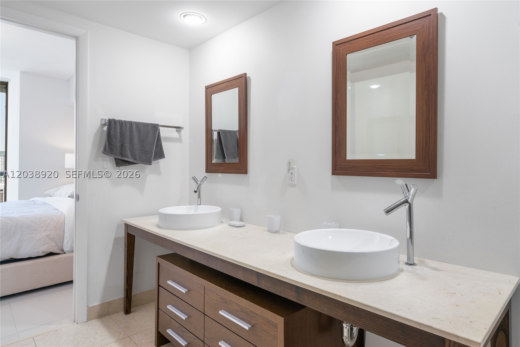 475 Brickell Ave #4315, Miami FL 33131