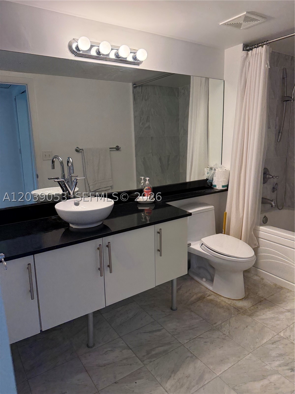 31 SE 5th St #705, Miami FL 33131