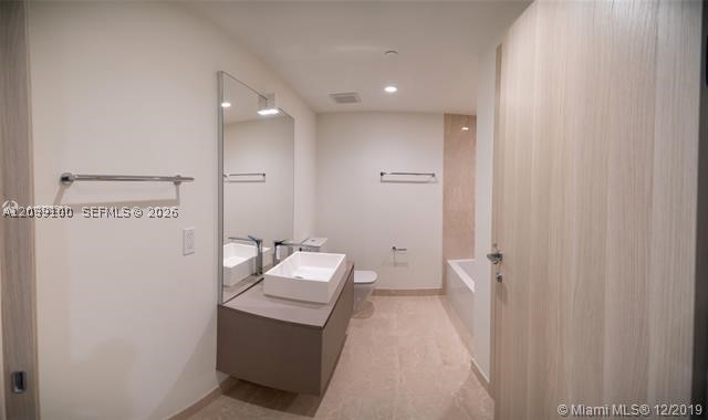 1000 Brickell Plz #4905, Miami FL 33131