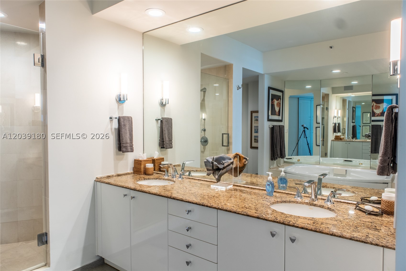 300 S Pointe Dr #1502, Miami Beach FL 33139