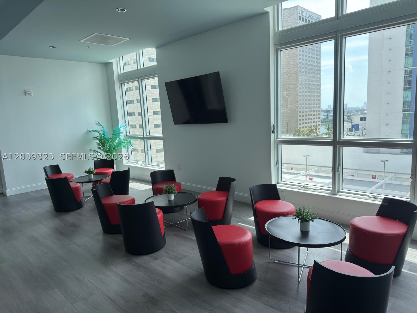 300 S Biscayne Blvd #T-3703, Miami FL 33131