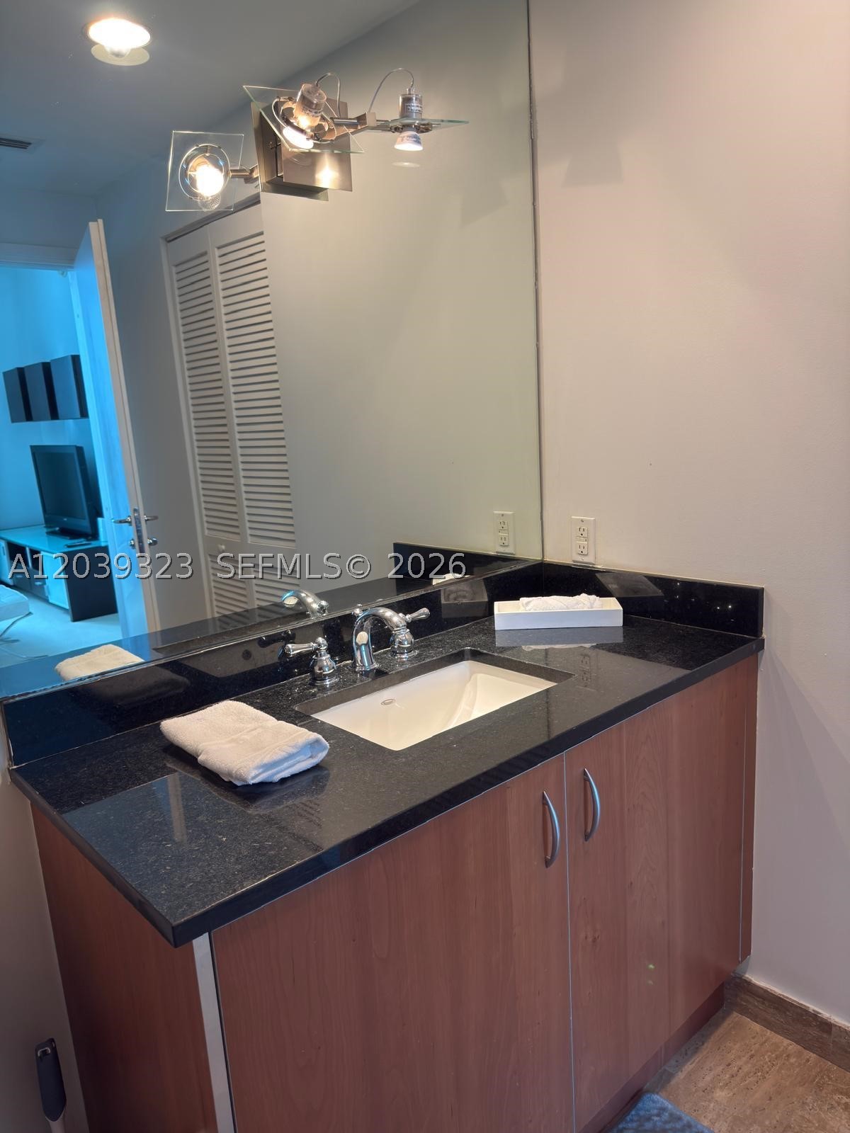 300 S Biscayne Blvd #T-3703, Miami FL 33131