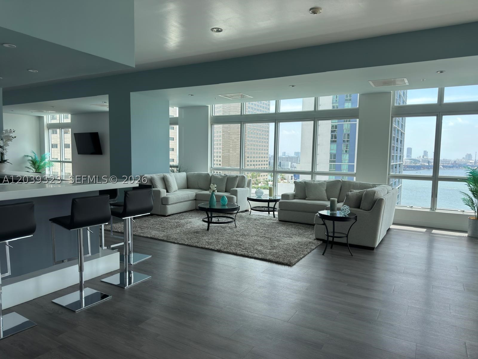 300 S Biscayne Blvd #T-3703, Miami FL 33131