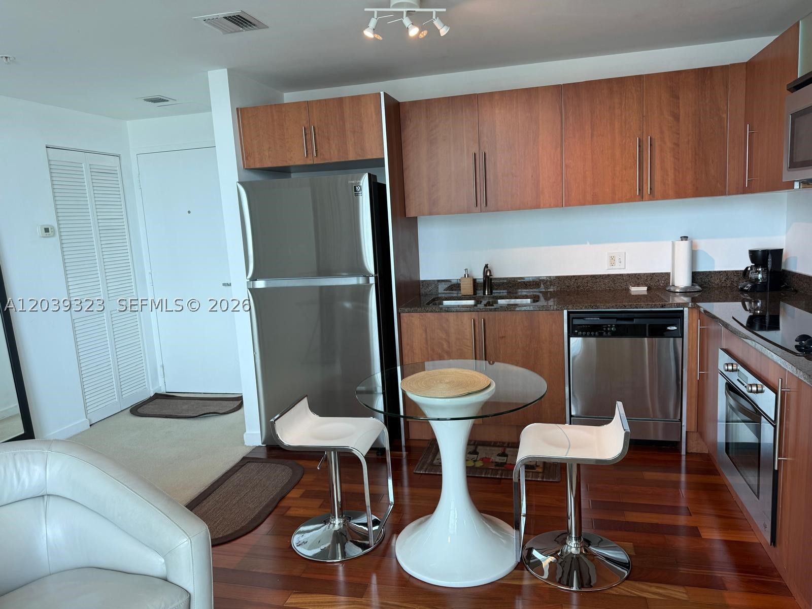 300 S Biscayne Blvd #T-3703, Miami FL 33131