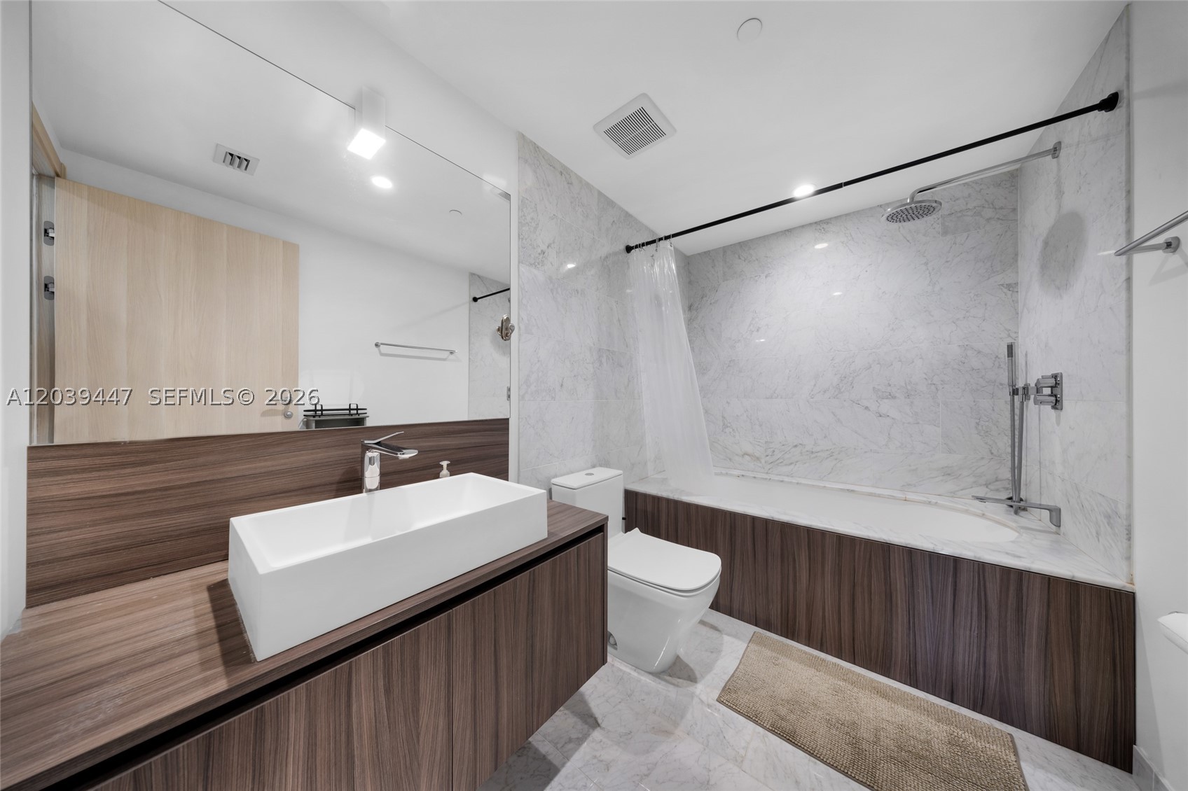 1000 Brickell Plz #4704, Miami FL 33131