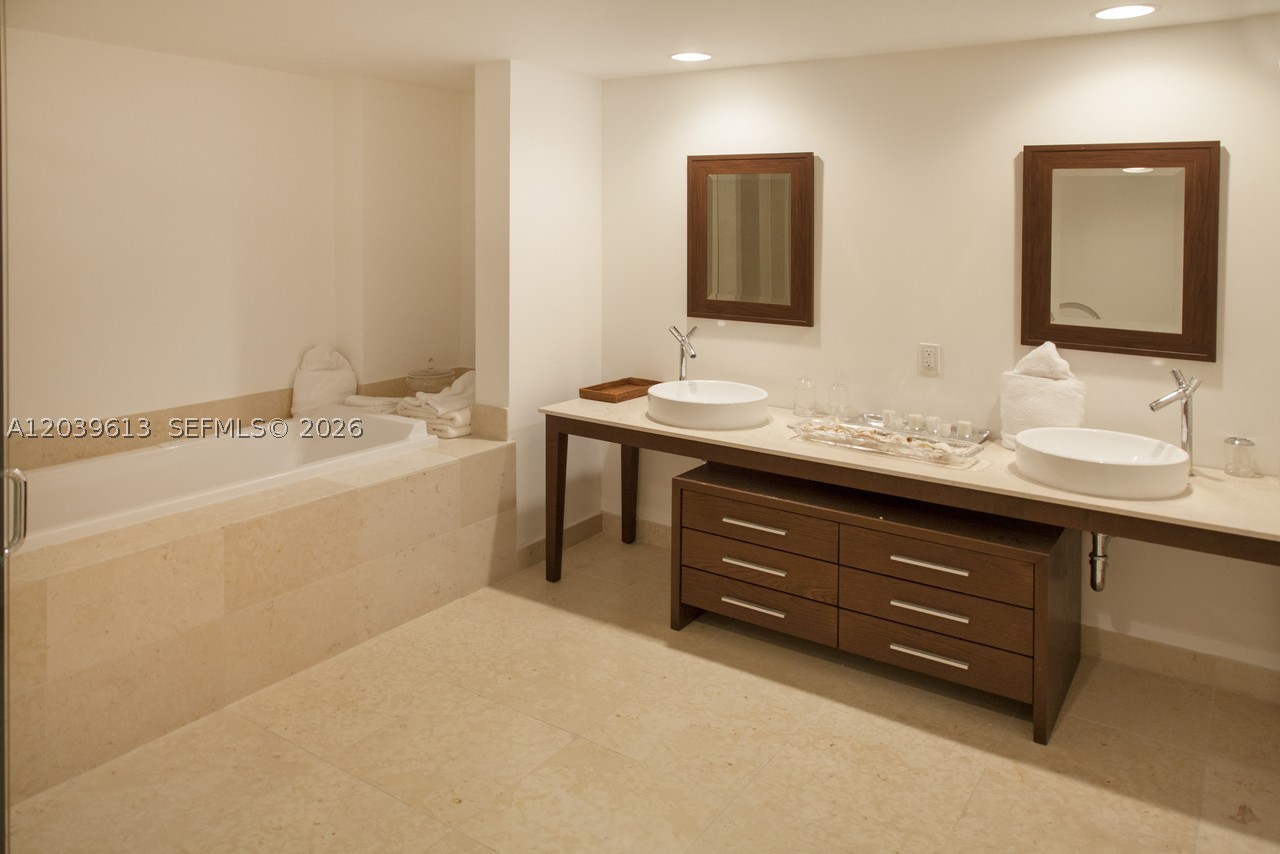 465 Brickell Ave #4703, Miami FL 33131