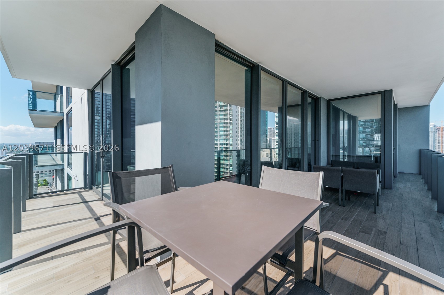 68 SE 6th St #2601, Miami FL 33131