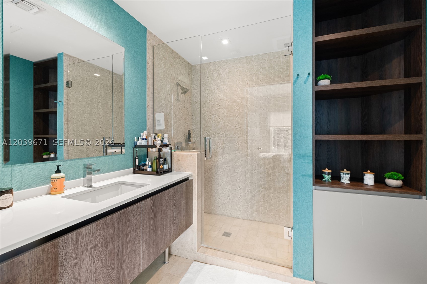 68 SE 6th St #2601, Miami FL 33131