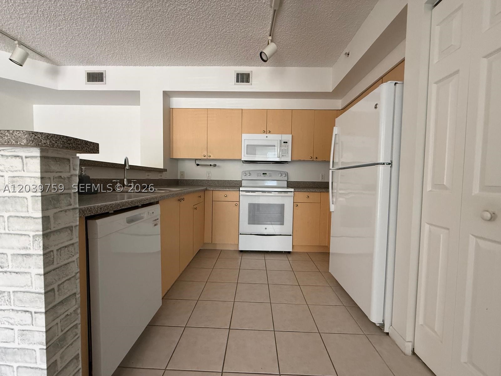 8050 N Nob Hill Rd #105, Tamarac FL 33321