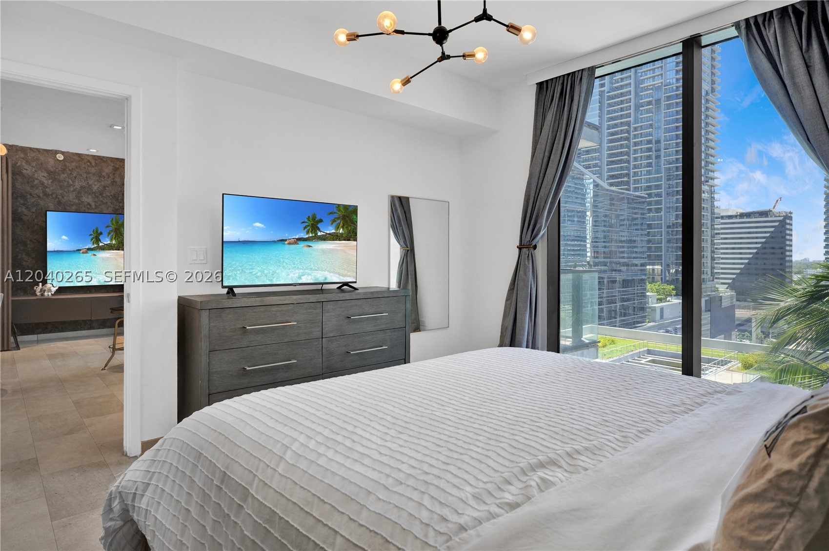 68 SE 6th St #1004, Miami FL 33131