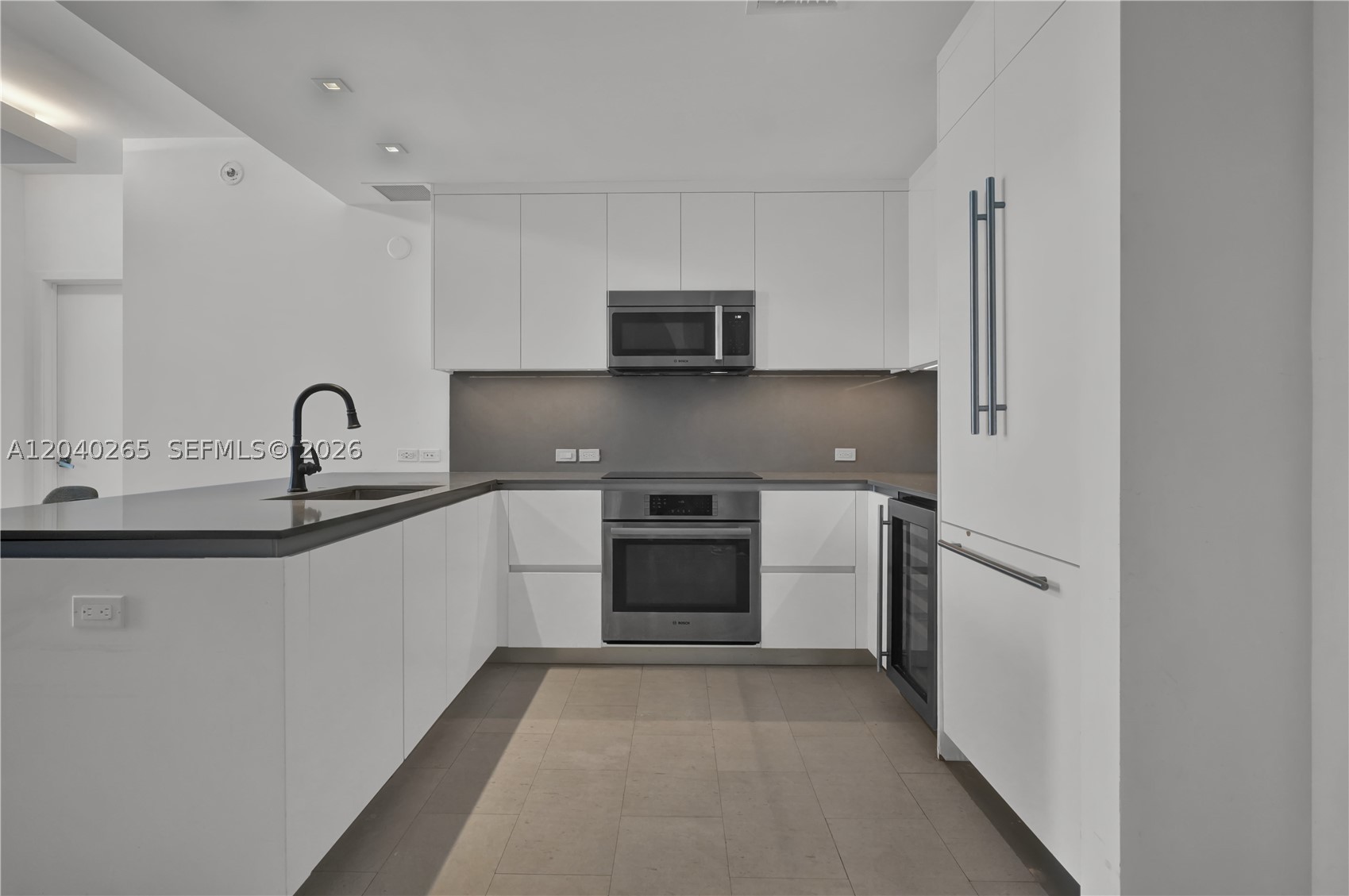 68 SE 6th St #1004, Miami FL 33131