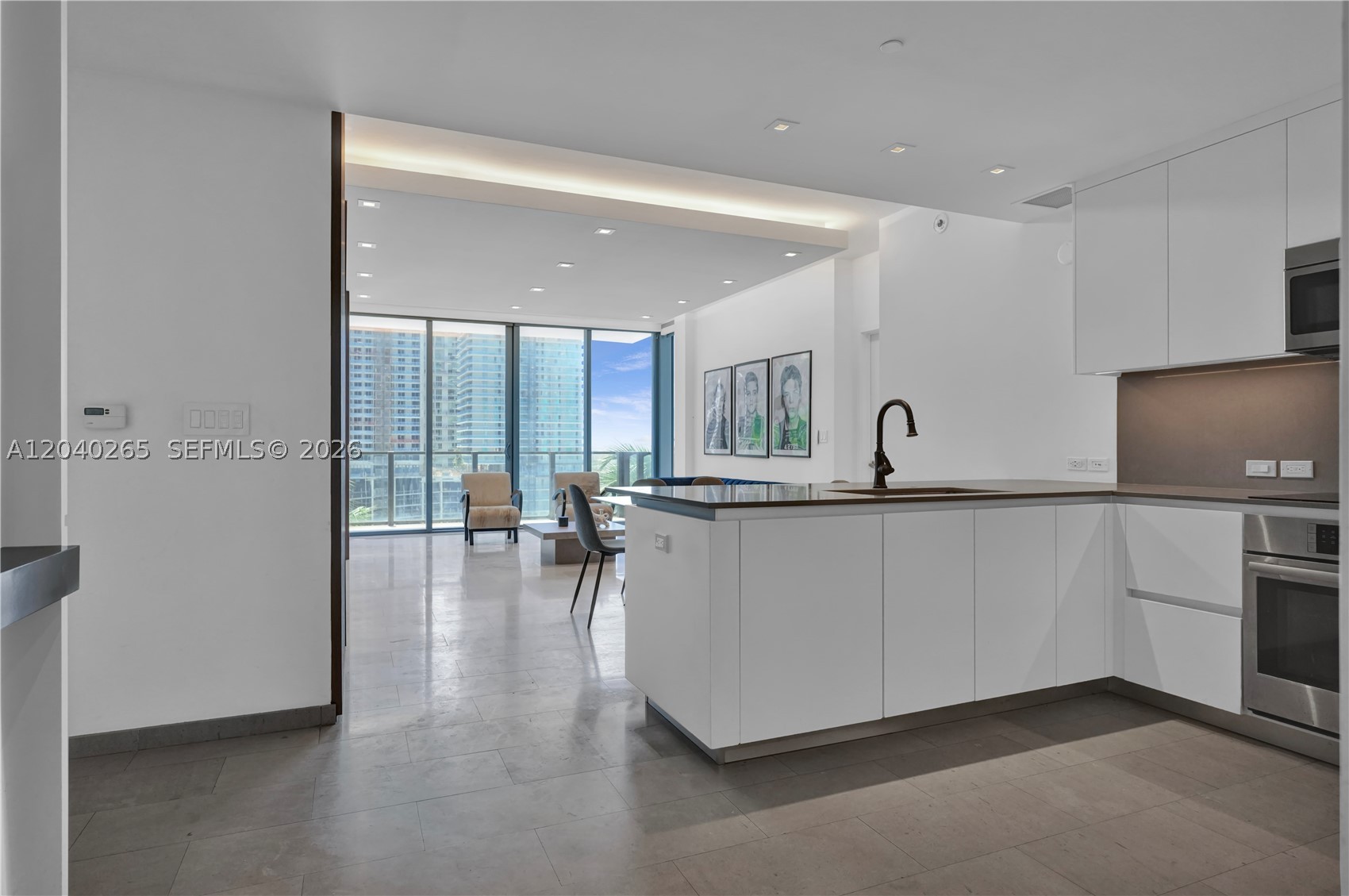 68 SE 6th St #1004, Miami FL 33131