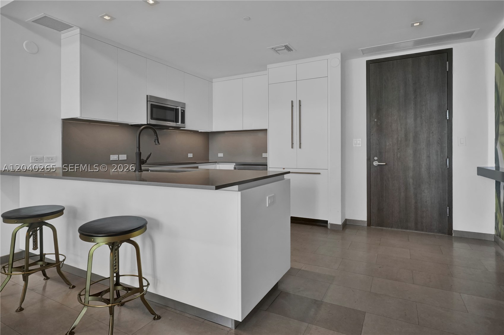 68 SE 6th St #1004, Miami FL 33131