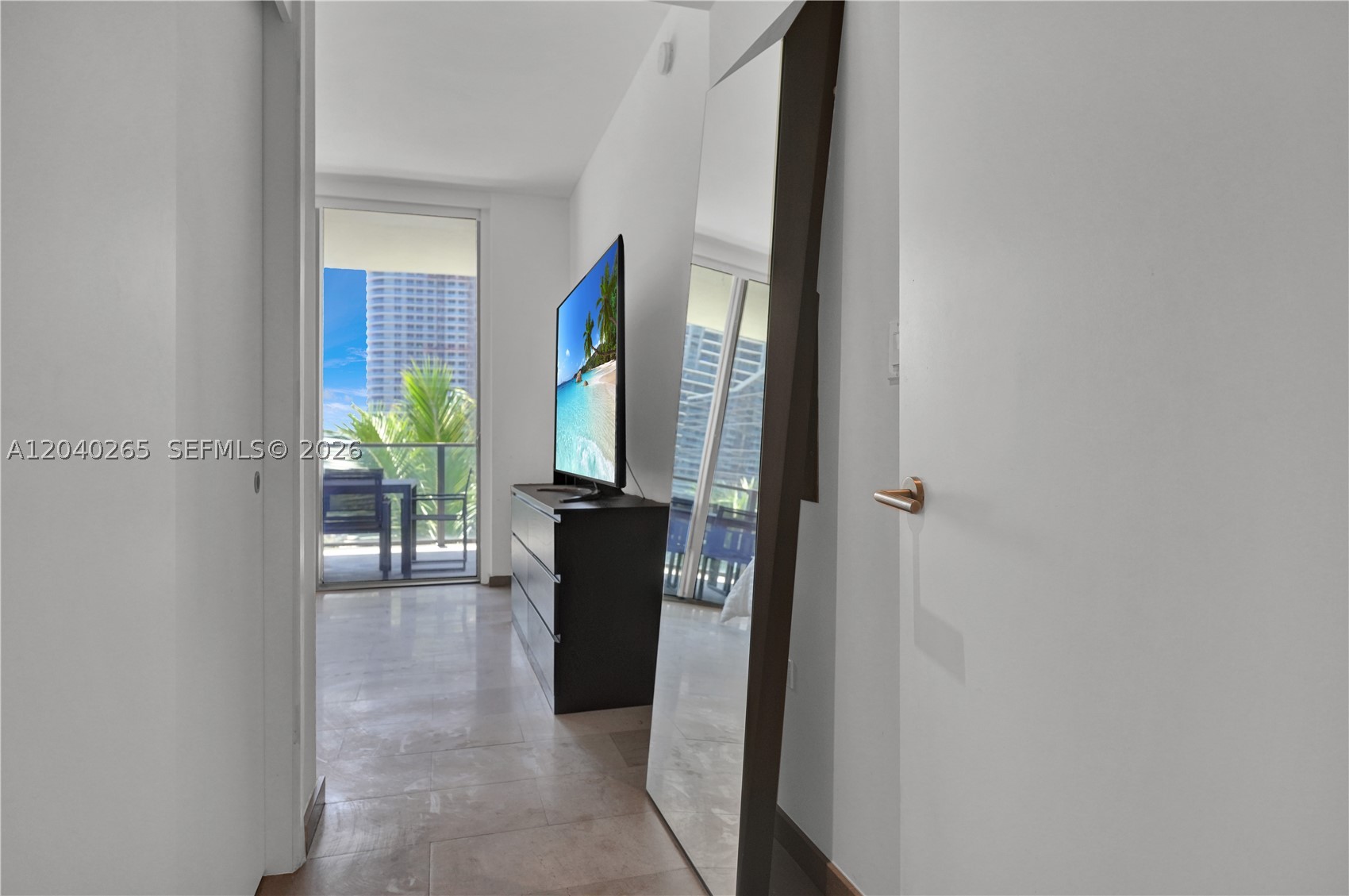 68 SE 6th St #1004, Miami FL 33131