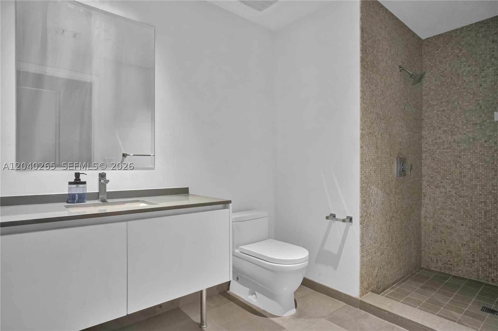 68 SE 6th St #1004, Miami FL 33131