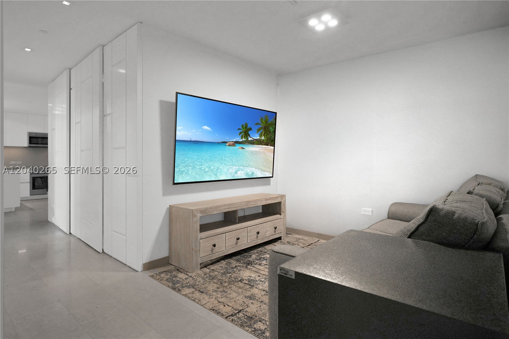 68 SE 6th St #1004, Miami FL 33131
