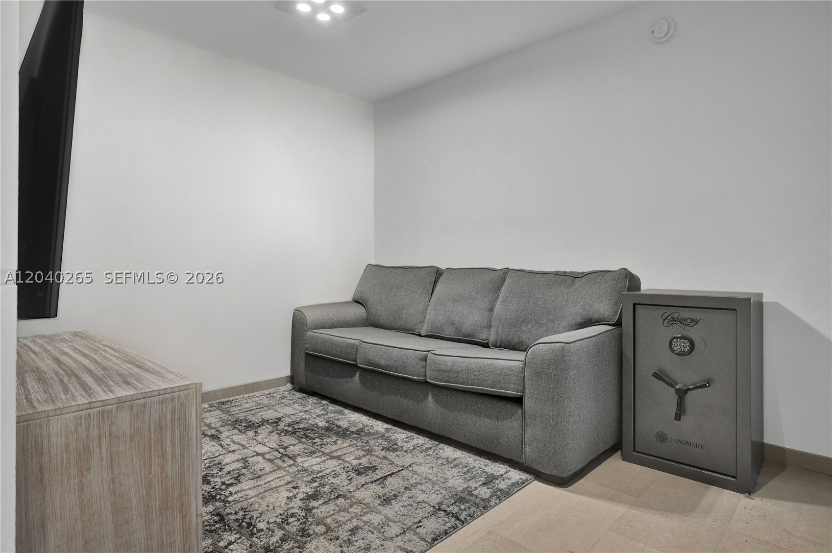 68 SE 6th St #1004, Miami FL 33131