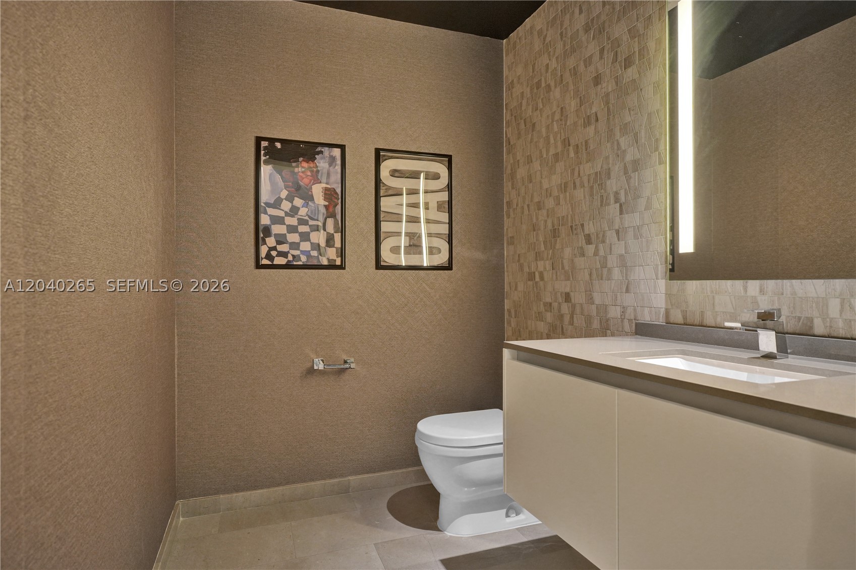 68 SE 6th St #1004, Miami FL 33131