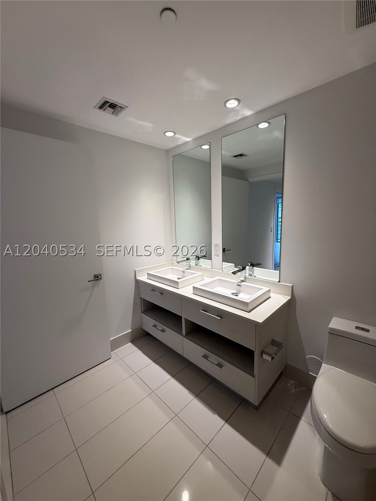 45 SW 9th St #1004, Miami FL 33130