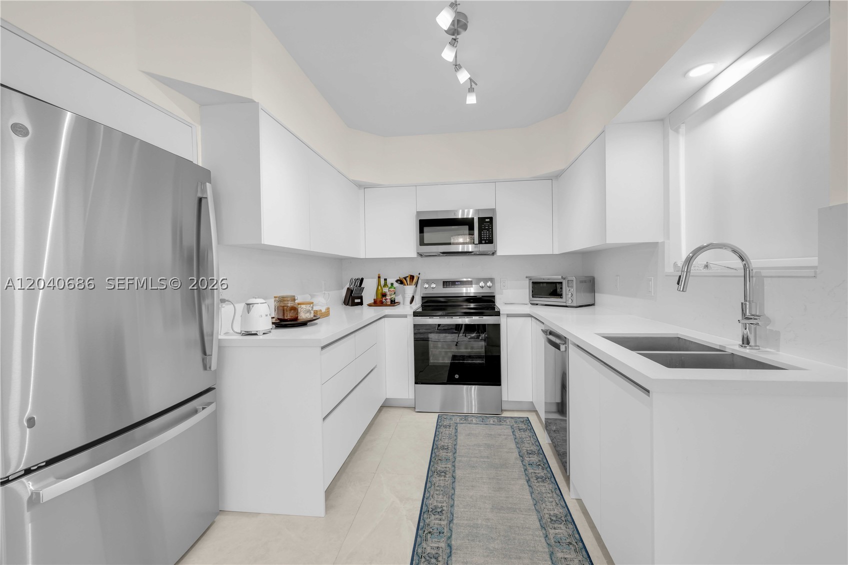462 Golden Isles Dr #211, Hallandale Beach FL 33009