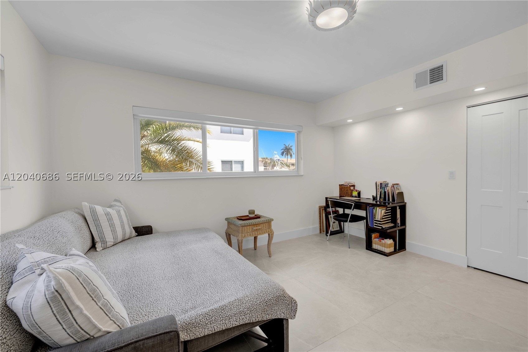 462 Golden Isles Dr #211, Hallandale Beach FL 33009