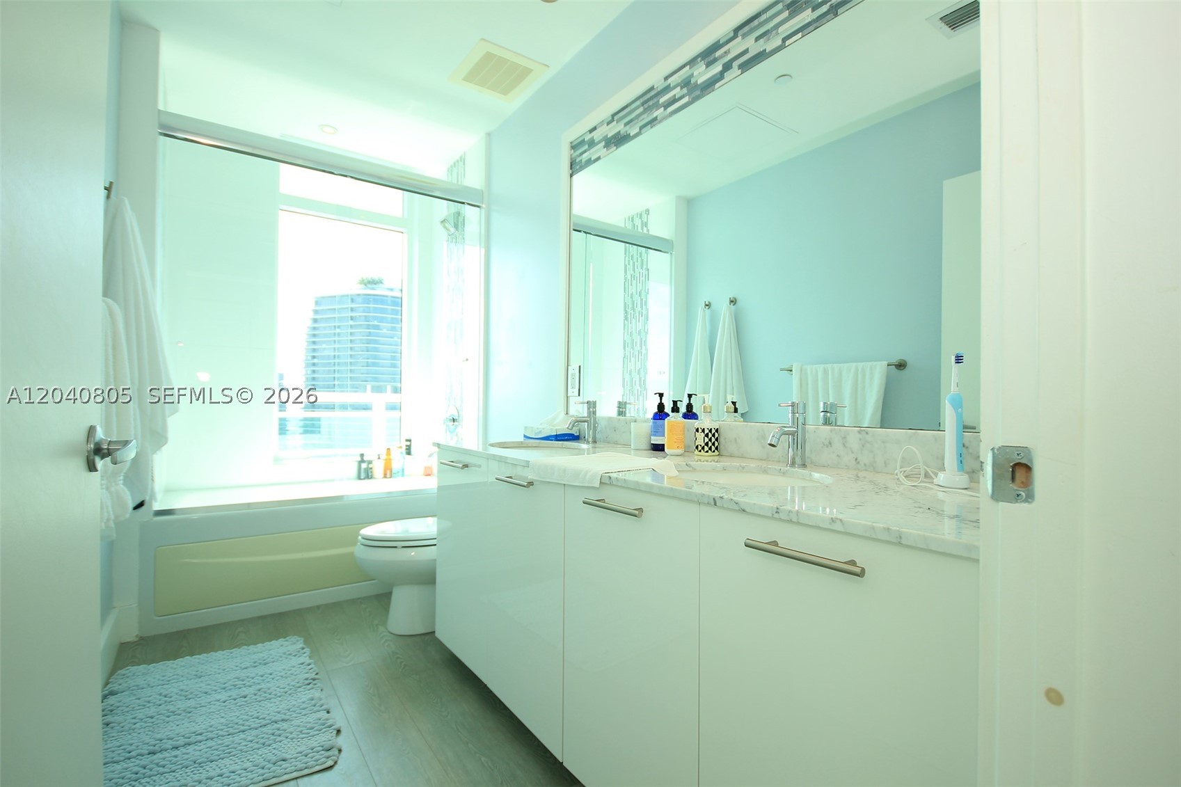 950 Brickell Bay Dr #4701, Miami FL 33131
