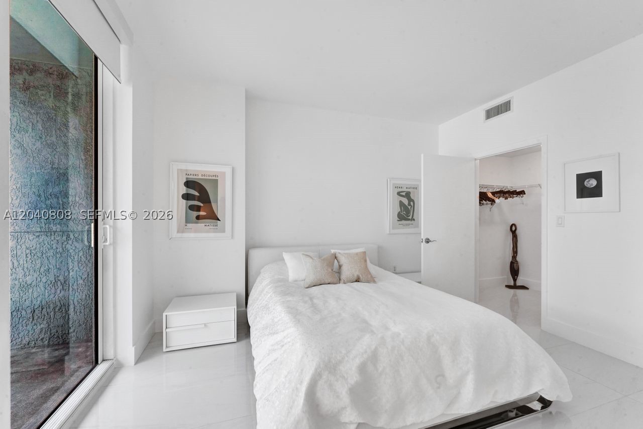 244 Biscayne Blvd #2005, Miami FL 33132