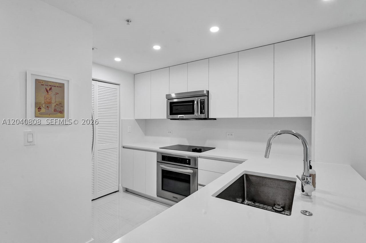 244 Biscayne Blvd #2005, Miami FL 33132