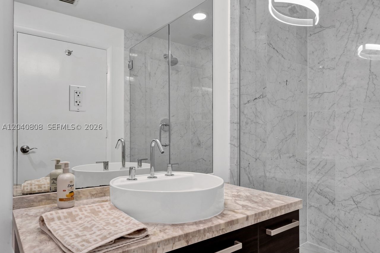 244 Biscayne Blvd #2005, Miami FL 33132