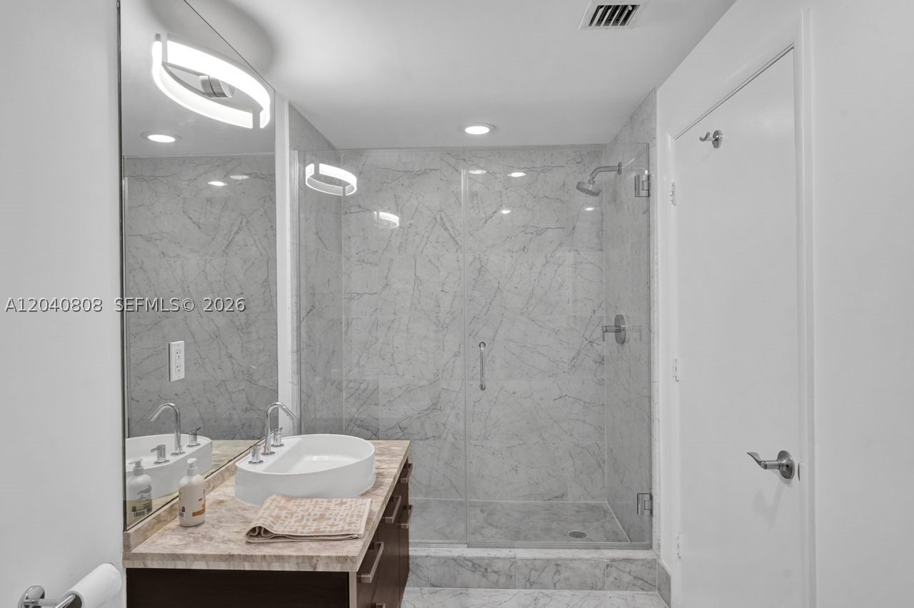244 Biscayne Blvd #2005, Miami FL 33132