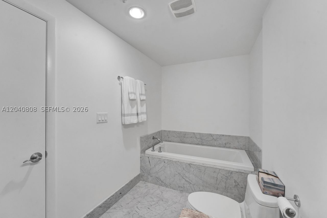 244 Biscayne Blvd #2005, Miami FL 33132