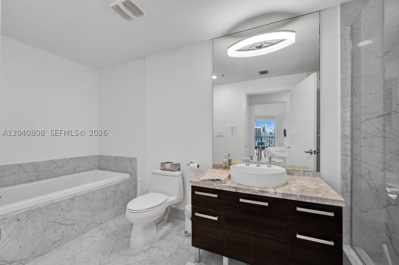 244 Biscayne Blvd #2005, Miami FL 33132