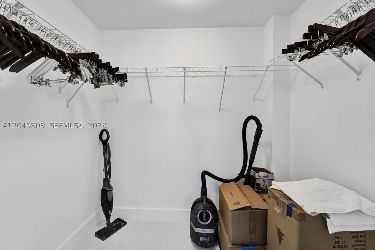 244 Biscayne Blvd #2005, Miami FL 33132