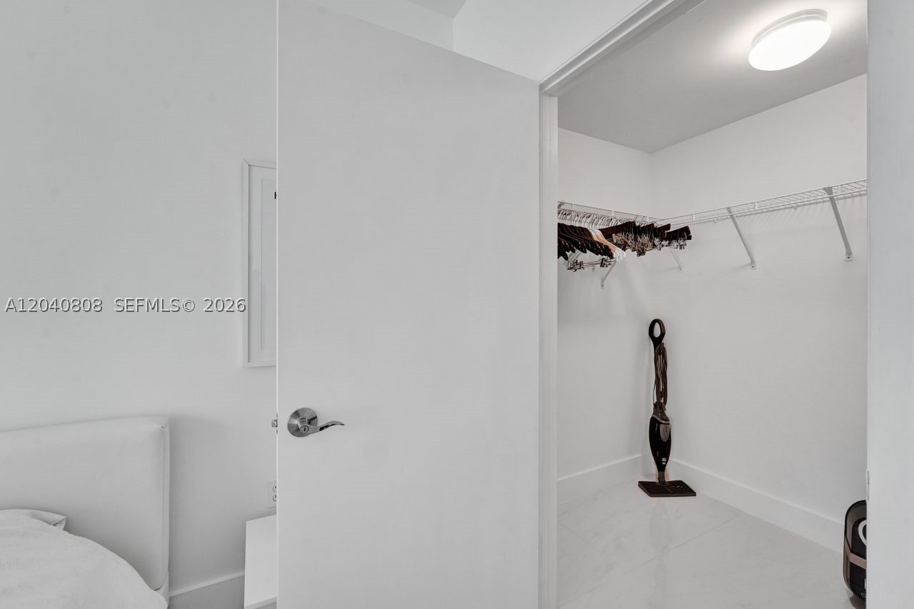 244 Biscayne Blvd #2005, Miami FL 33132