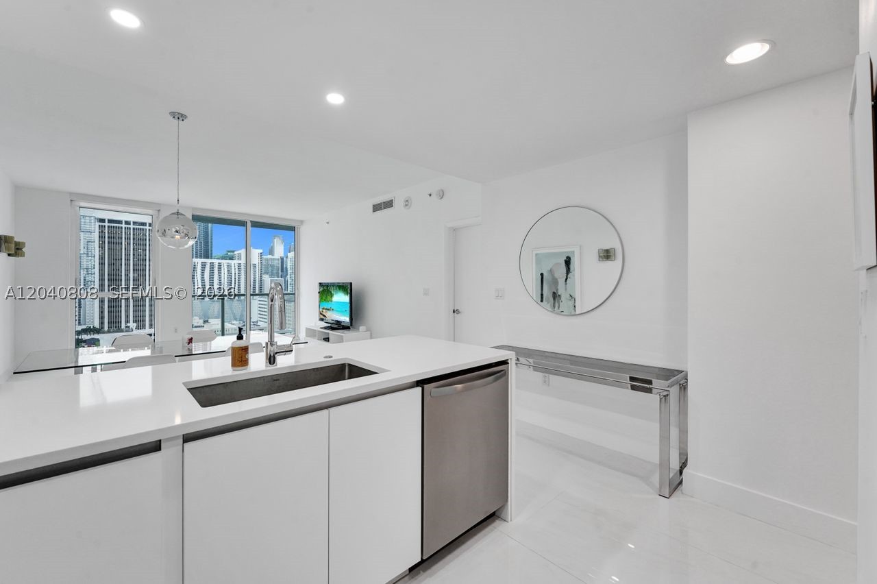 244 Biscayne Blvd #2005, Miami FL 33132