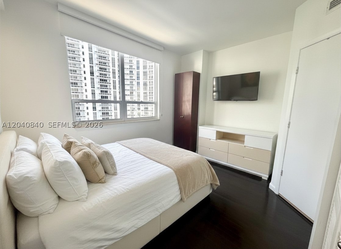 801 Brickell Key Blvd #1704, Miami FL 33131