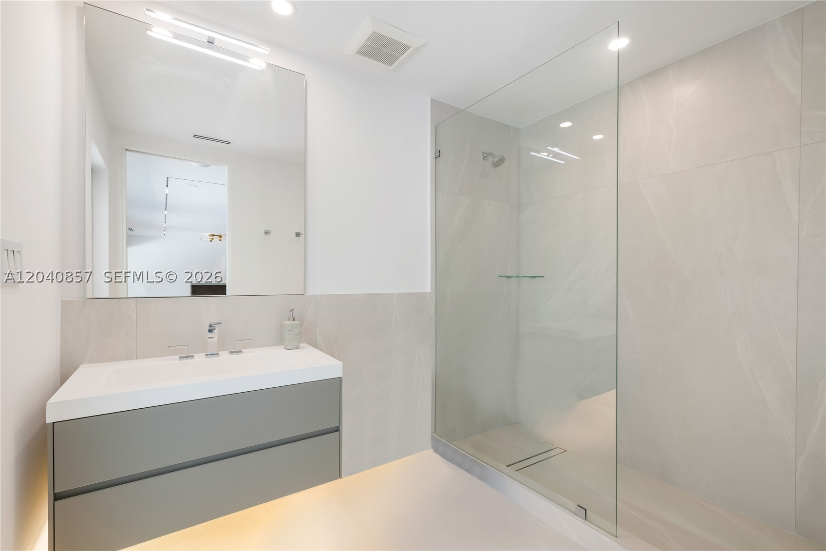 7180 E Lago Dr, Coral Gables FL 33143