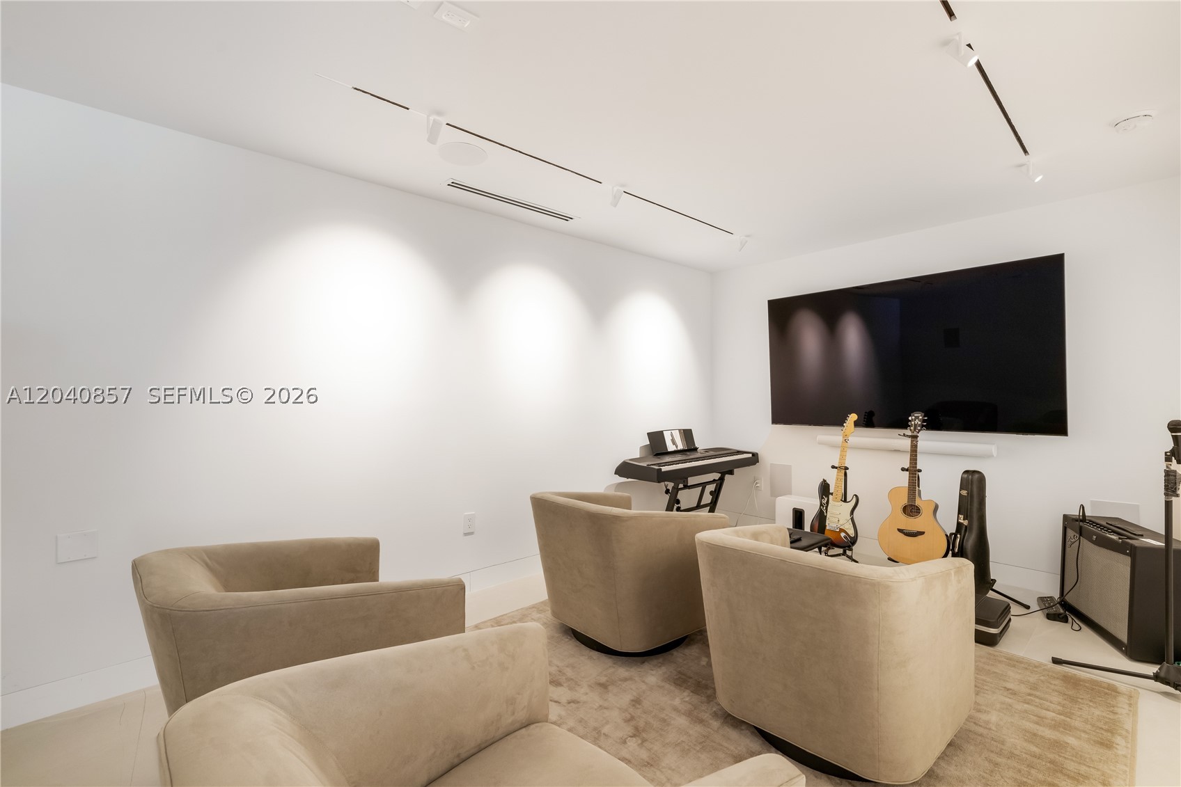 7180 E Lago Dr, Coral Gables FL 33143