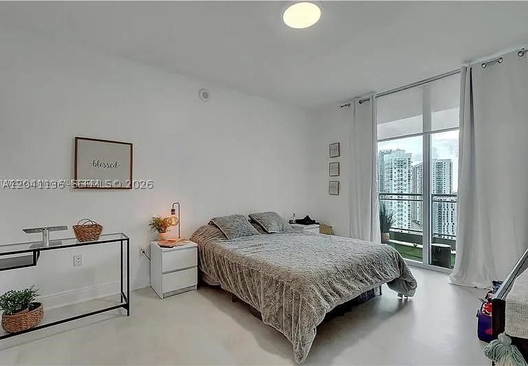 90 SW 3rd St #3211, Miami FL 33130
