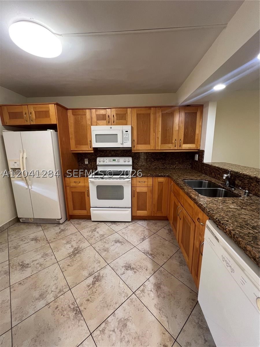 379 Lakeview Dr #205, Weston FL 33326