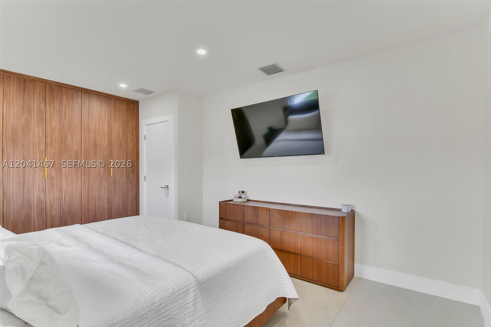 241 W 48th St, Hialeah FL 33012