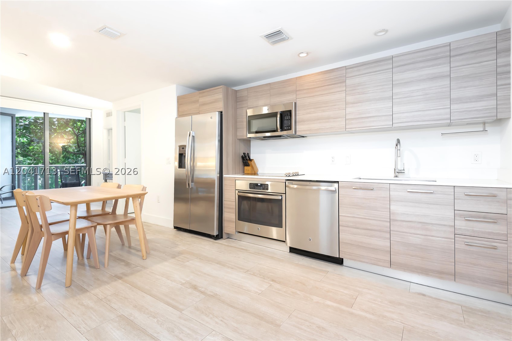 121 NE 34th St #814, Miami FL 33137