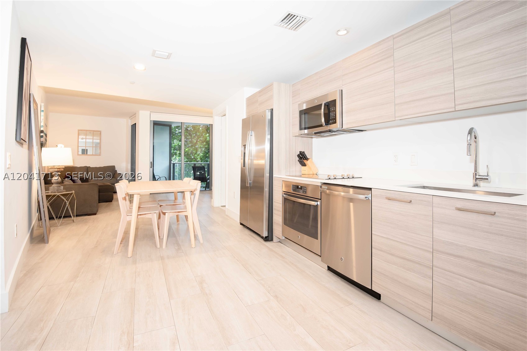 121 NE 34th St #814, Miami FL 33137