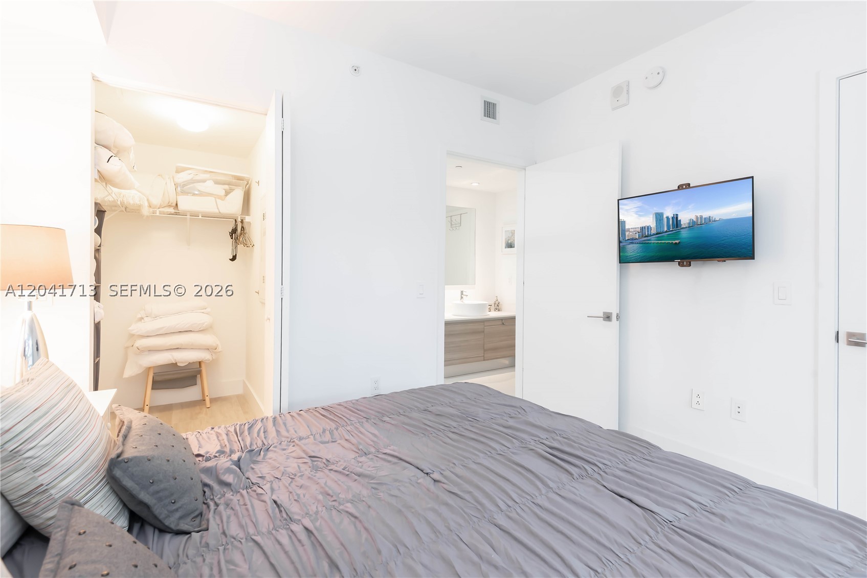 121 NE 34th St #814, Miami FL 33137