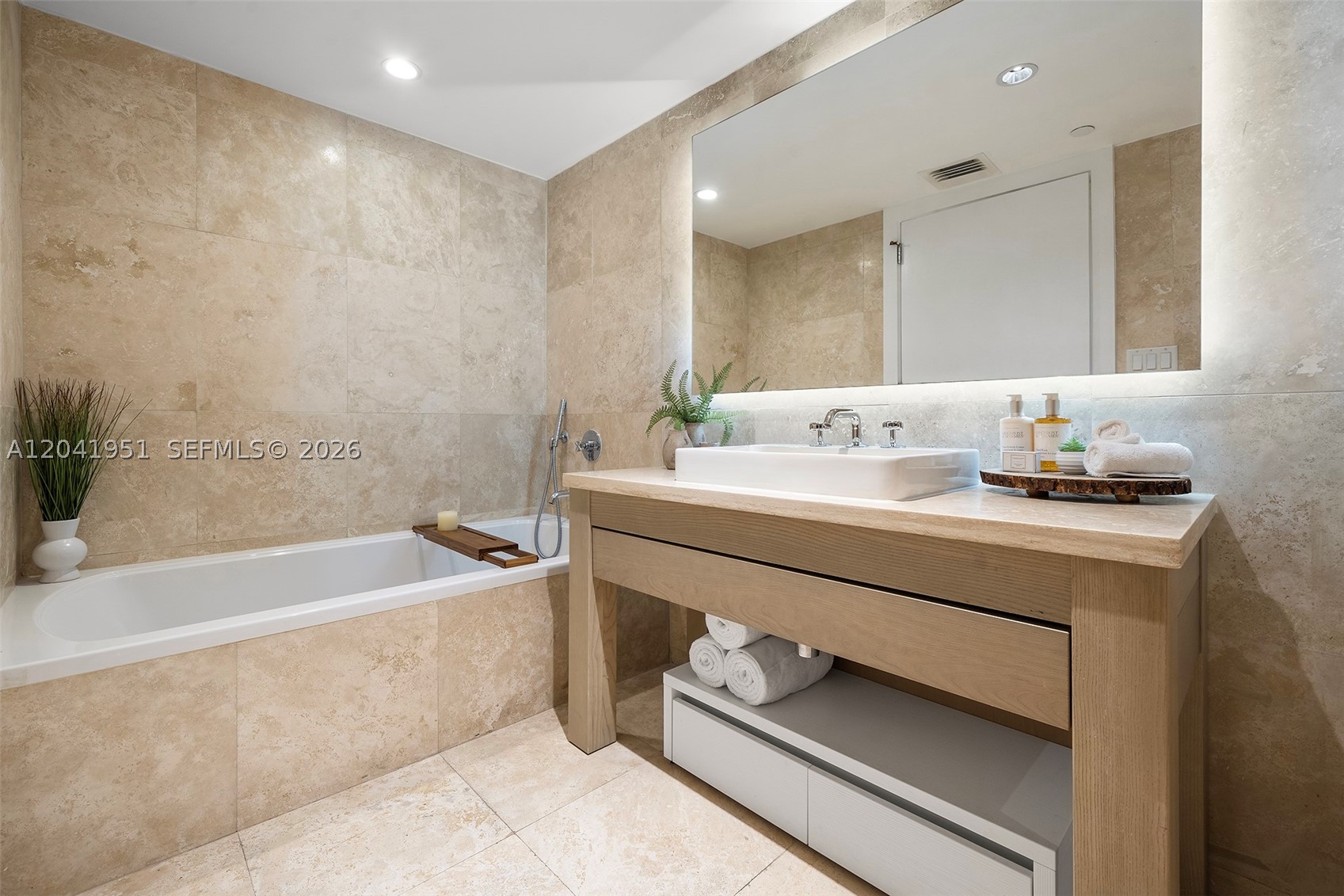 102 24th St #1213, Miami Beach FL 33139