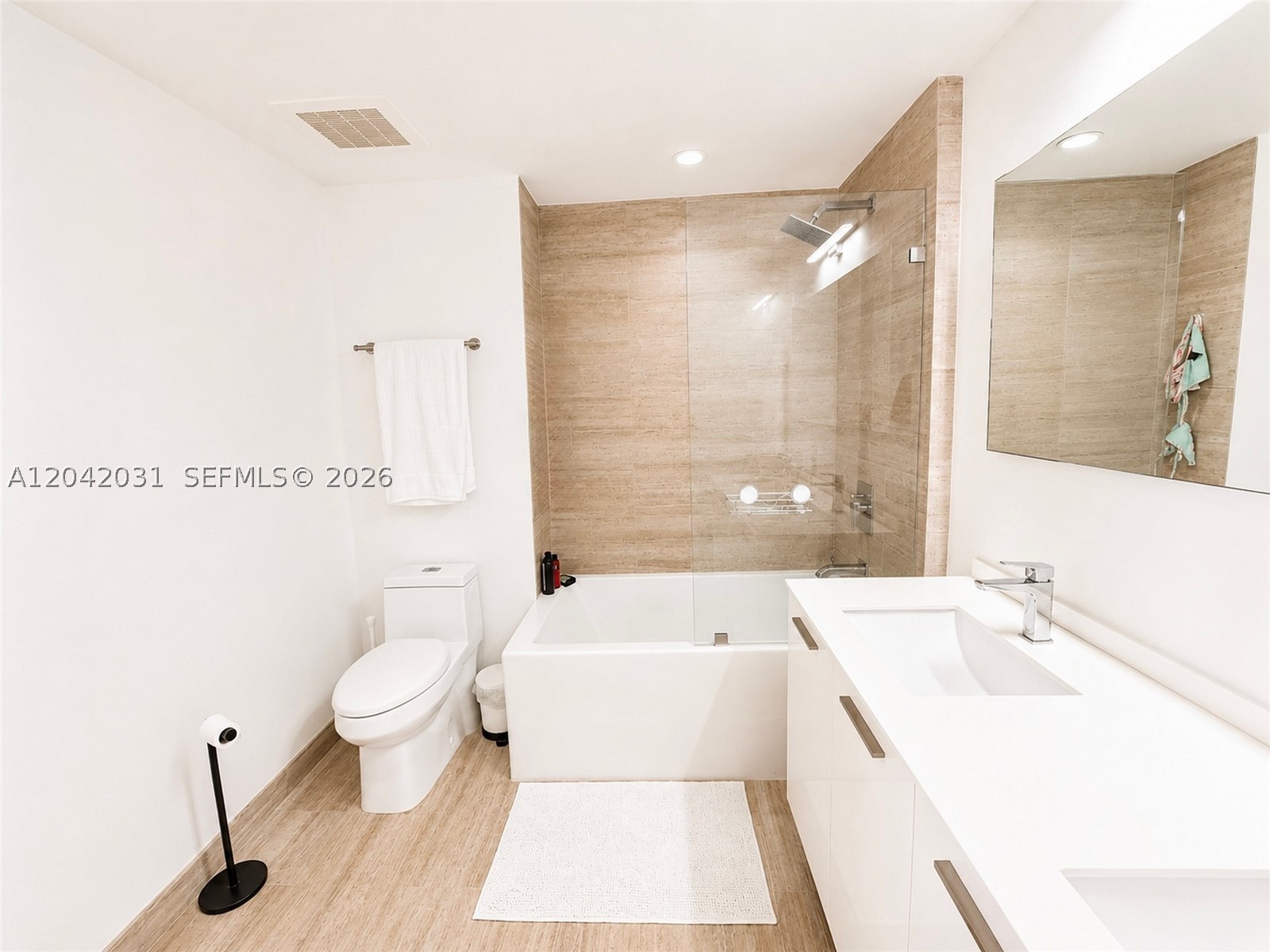 1300 Brickell Bay Dr #2307, Miami FL 33131