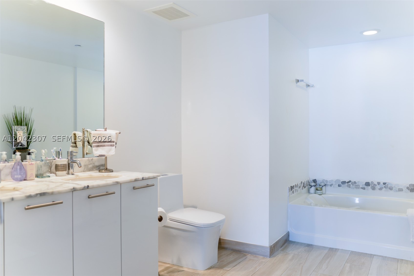 950 Brickell Bay Dr #3406, Miami FL 33131